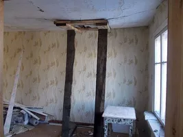 В Бийске начал рушиться дом, официально признанный годным для проживания